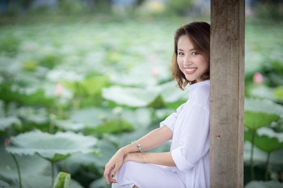 Vân Hugo tung loạt ảnh dịu dàng bên hoa sen-3