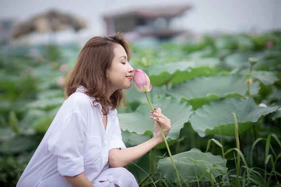 Vân Hugo tung loạt ảnh dịu dàng bên hoa sen-4
