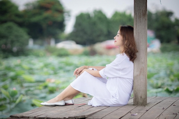 Vân Hugo tung loạt ảnh dịu dàng bên hoa sen-5