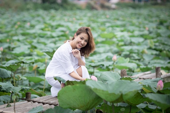Vân Hugo tung loạt ảnh dịu dàng bên hoa sen-6