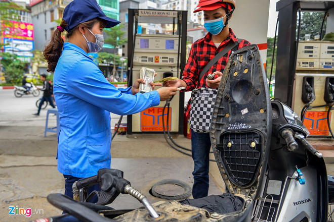 Giá xăng giảm thêm gần 1.000 đồng/lít từ 15h chiều nay-1