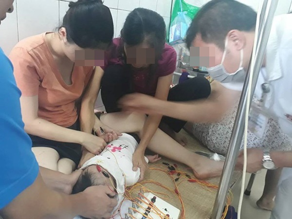 Bé gái 12 tháng liệt dây thần kinh ngoại biên do nằm điều hòa: BS khuyến cáo cách chăm sóc con an toàn-1