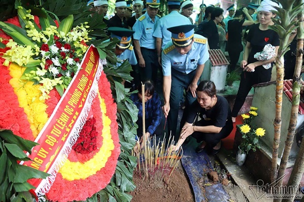 Xã ven đô Hà Nội nghẹn ngào tiễn đưa Thiếu tá phi công về đất mẹ-14