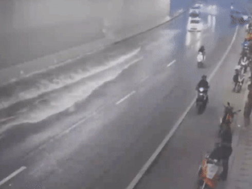 Hà Nội: Ô tô ‘điên’ lao như tên bắn, tông hàng loạt xe dừng chờ đèn đỏ-1