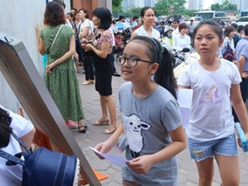 Phụ huynh sốc khi điểm chuẩn trường THPT top đầu Hà Nội giảm mạnh-2