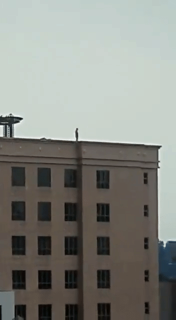 Xôn xao người đàn ông đứng trên sân thượng sắp nhảy lầu tự tử nhưng câu chuyện đằng sau lại hoàn toàn không như mọi người nghĩ-1