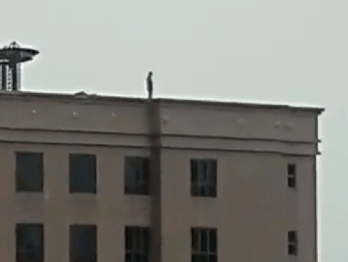 Một bệnh nhân nhảy lầu tự tử tại Bệnh viện Bạch Mai-2