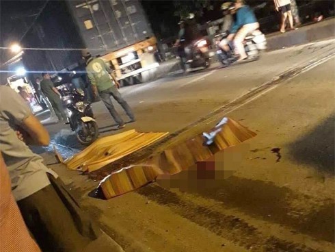 Đi cùng với bố mẹ, bé gái 6 tuổi bị xe tải cán chết thương tâm