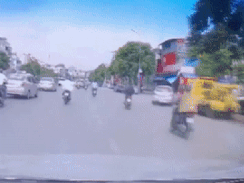 Vượt phải tốc độ cao, tông xe máy trượt nhiều mét