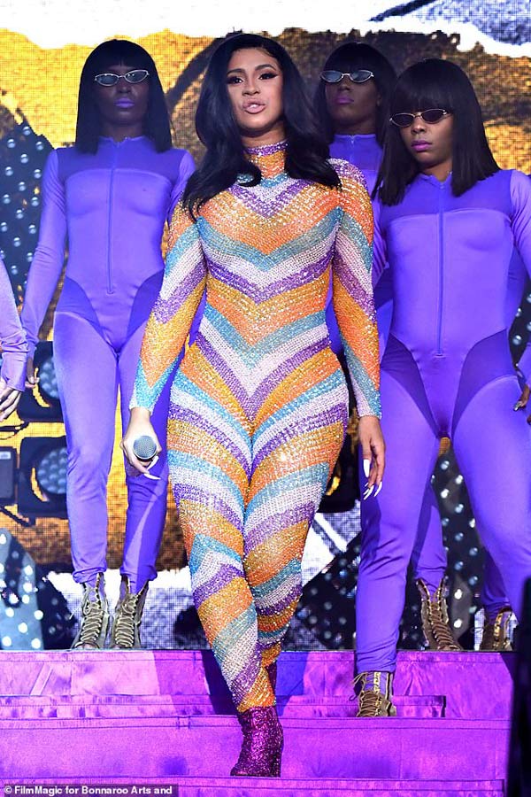 Nữ rapper phồn thực bị sự cố thời trang bục quần trước ngàn người vẫn tỉnh bơ-1