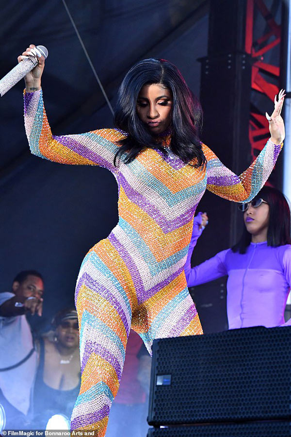 Nữ rapper phồn thực bị sự cố thời trang bục quần trước ngàn người vẫn tỉnh bơ-6