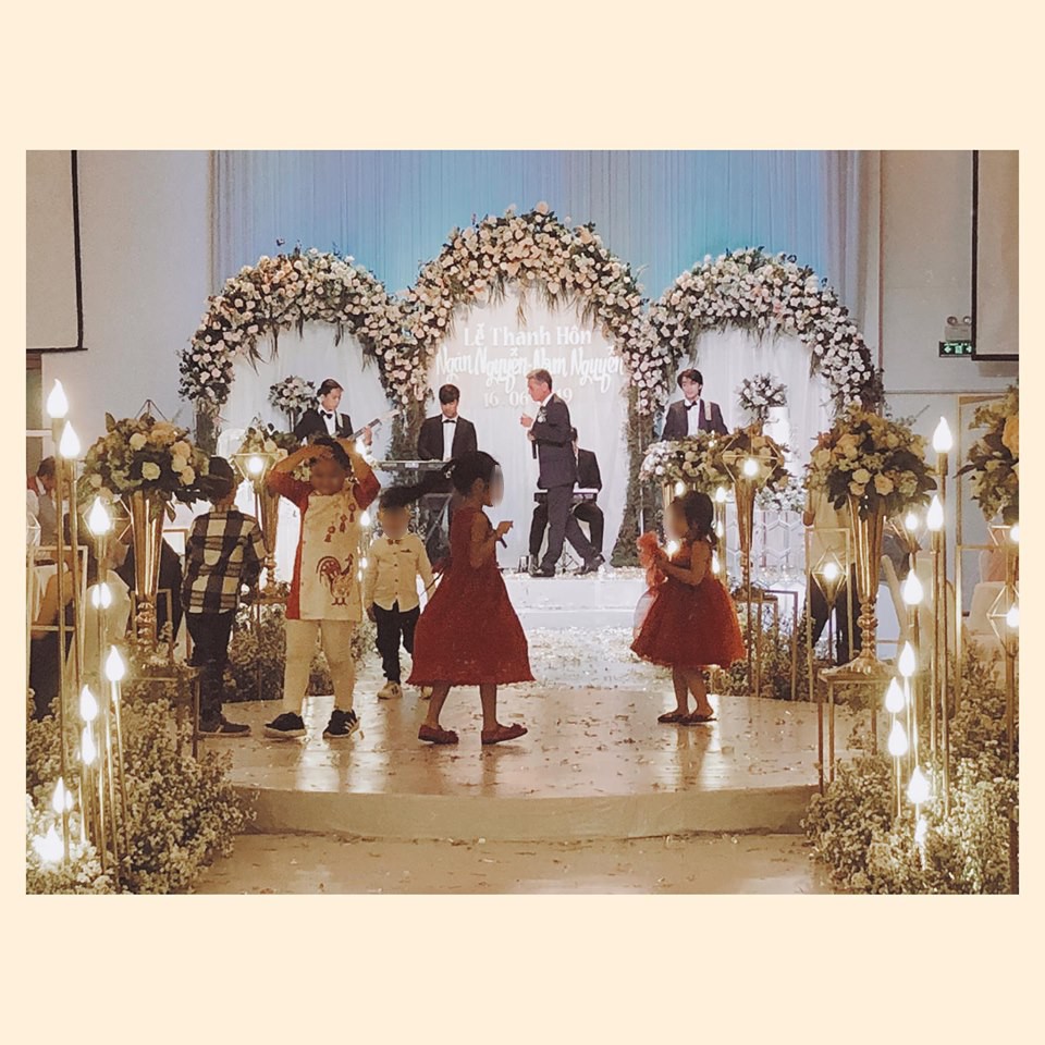 Dự tiệc cưới sang trọng, phụ huynh để con chiếm luôn sân khấu, bị nhắc nhở còn nói: Hư tới đâu tao đền tới đó!”-1