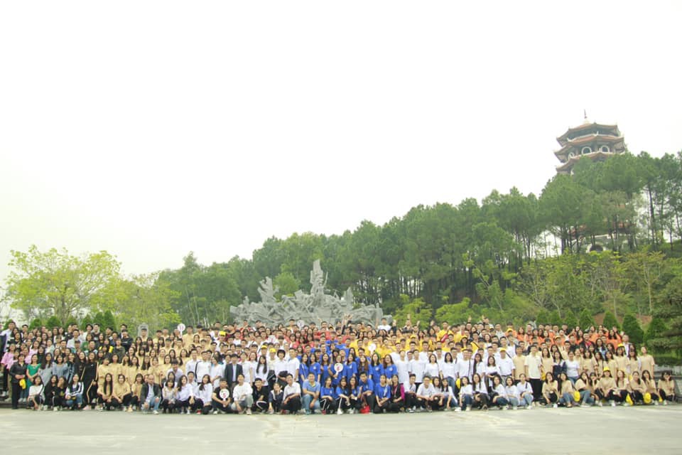 Giáo viên trường nhà người ta: Tổ chức cho toàn bộ học sinh khối 12 lên chùa cầu nguyện trước khi thi THPT Quốc gia-4