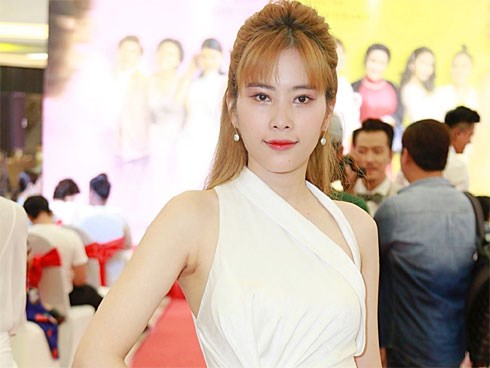 Hết béo ú giờ Nam Em lại gây bất ngờ khi xuất hiện với thân hình cò hương