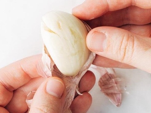 Mẹo bóc tỏi siêu nhanh nàng đảm đang nào cũng cần biết-1