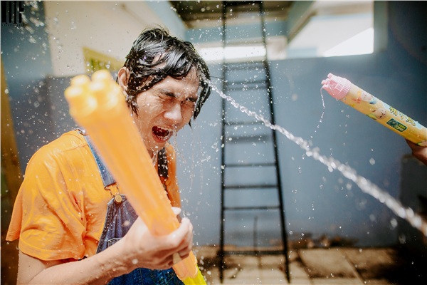 Bộ ảnh tinh nghịch của cặp đôi chàng chụp ảnh, nàng make-up, xem xong chỉ muốn yêu luôn-5