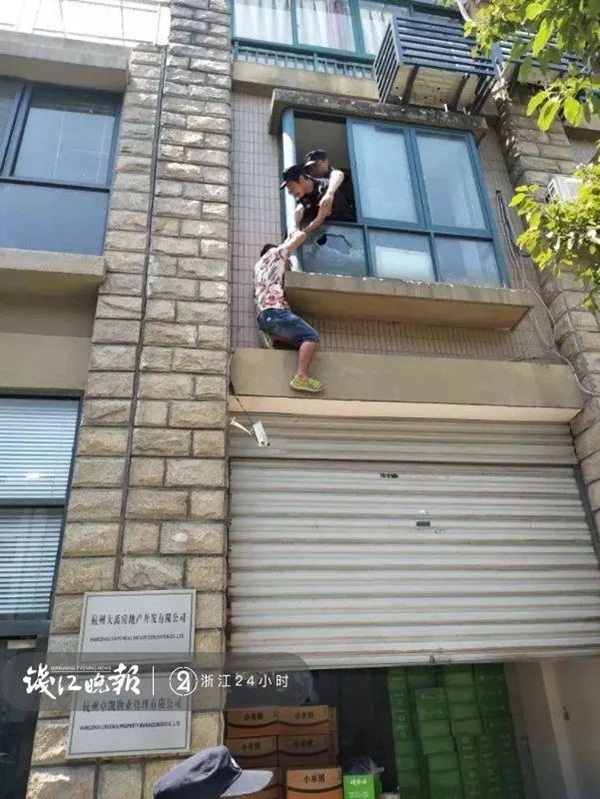 Bị mẹ ép kết hôn, người đàn ông trèo cửa sổ đòi tự tử, hóa ra nguyên nhân chính là sự chịu đựng của anh trong 10 năm qua-1