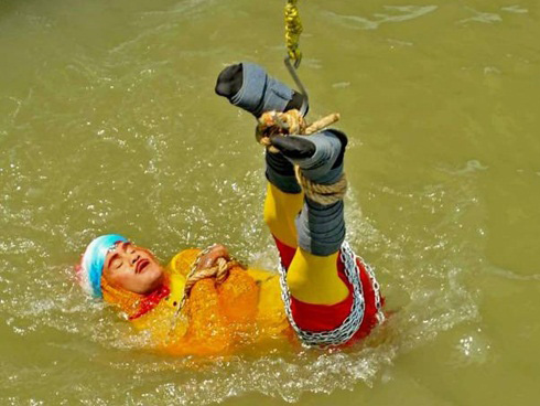 Đăng clip ôm thi thể người bố qua đời vào đúng Ngày của Cha, YouTuber tạo làn sóng tranh cãi dữ dội trên MXH-4