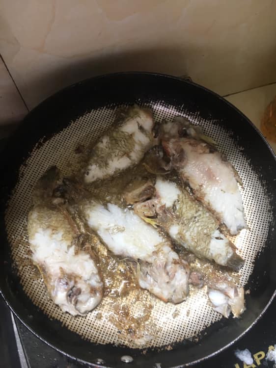 Cô gái tự thú đoảng hết phần thiên hạ khi rán cá không thành, dân mạng phát hờn khi thấy 1 chi tiết-2