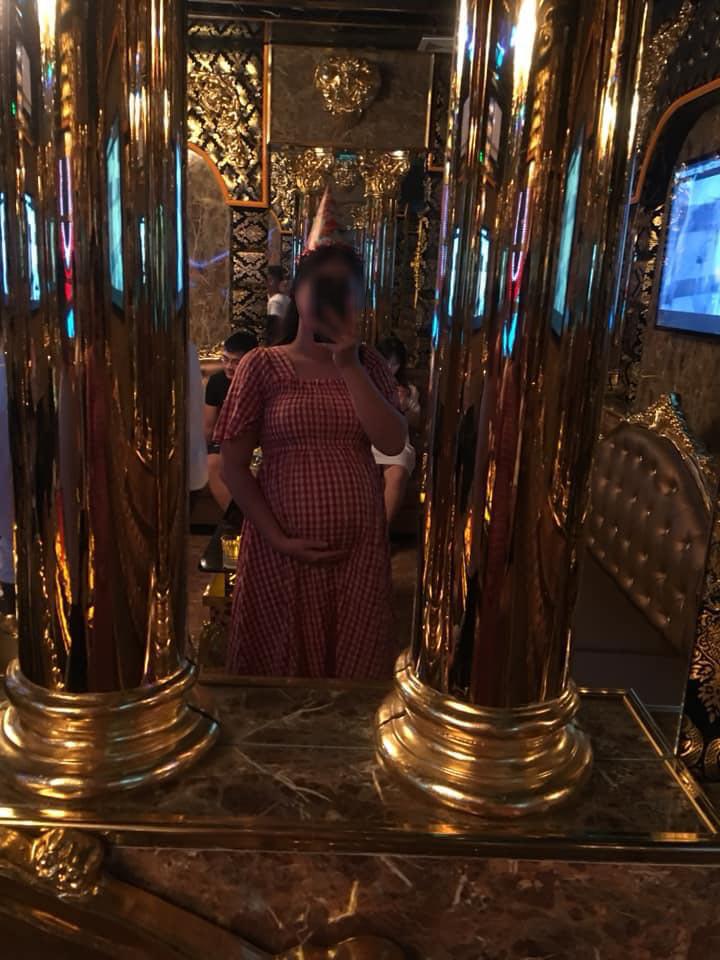 Nhận tin mật báo chồng đi karaoke tay vịn, vợ tung chiêu độc khiến ai nấy hả hê-2