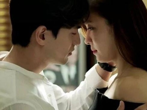3 năm yêu nhau cấm đụng vào người, đêm tân hôn sững sờ khi em cởi áo
