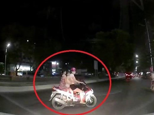 Quay đầu khi gặp CSGT, xe máy suýt gây họa cho ôtô