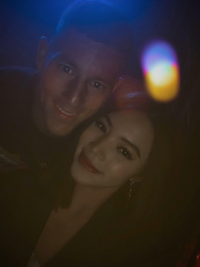 Chân dung Hoa hậu Việt lộ ảnh thân mật với cầu thủ ngoại hạng Anh nổi tiếng giá 450 tỷ-1