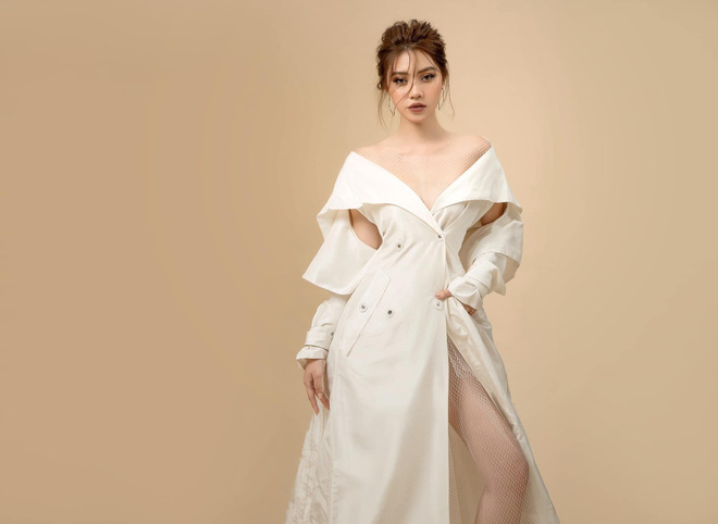 Chân dung Hoa hậu Việt lộ ảnh thân mật với cầu thủ ngoại hạng Anh nổi tiếng giá 450 tỷ-10