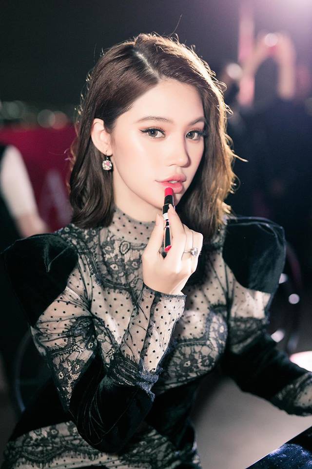 Chân dung Hoa hậu Việt lộ ảnh thân mật với cầu thủ ngoại hạng Anh nổi tiếng giá 450 tỷ-9