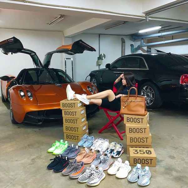 Đẳng cấp con gái đại gia Minh Nhựa: 20 tuổi tự sắm túi Chanel hơn 100 triệu, khoe nhẹ siêu xe và giày hiệu cũng đủ nổi khắp Instagram-1