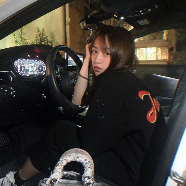 Đẳng cấp con gái đại gia Minh Nhựa: 20 tuổi tự sắm túi Chanel hơn 100 triệu, khoe nhẹ siêu xe và giày hiệu cũng đủ nổi khắp Instagram-5