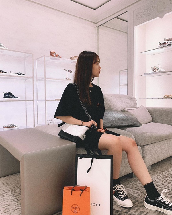 Đẳng cấp con gái đại gia Minh Nhựa: 20 tuổi tự sắm túi Chanel hơn 100 triệu, khoe nhẹ siêu xe và giày hiệu cũng đủ nổi khắp Instagram-7