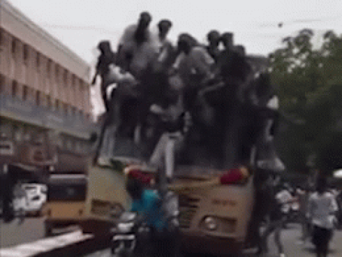 Sinh viên ngã nhào vì ngồi chồng chất trên nóc xe bus