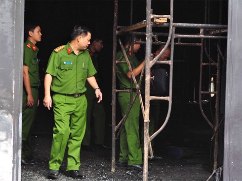 Mâu thuẫn sinh hoạt, chồng dùng bu lông đánh vào đầu vợ rồi tưới xăng tự thiêu