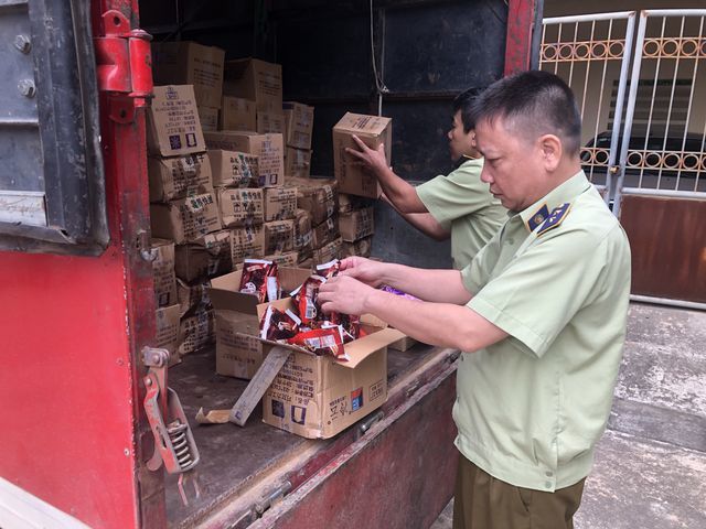 Thu giữ 8.000 que kem Trung Quốc, lộ đường dây nhập kem siêu rẻ-1