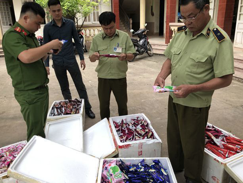 Thu giữ 8.000 que kem Trung Quốc, lộ đường dây nhập kem siêu rẻ