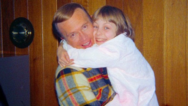 Gã ấu dâm dùng thuyết người ngoài hành tinh để lạm dụng đứa trẻ 12 tuổi, quan hệ với cả bố lẫn mẹ em nhằm có cớ bắt cóc cô bé-1