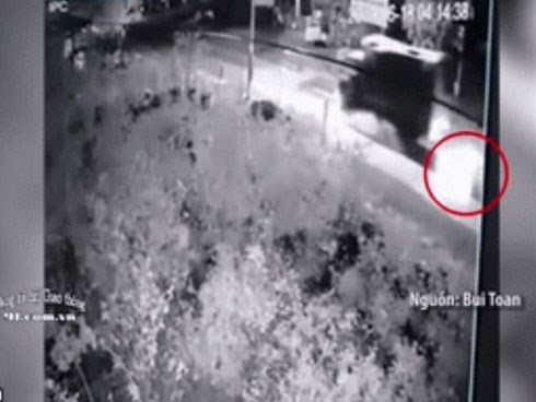 Dân mạng chia sẻ clip tìm xe tải khiến 1 người tử vong giữa đường rồi bỏ chạy lúc sáng sớm