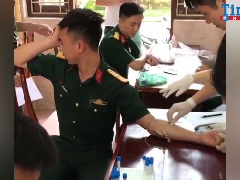 Anh bộ đội đáng yêu: Sợ tiêm hơn sợ thủ trưởng