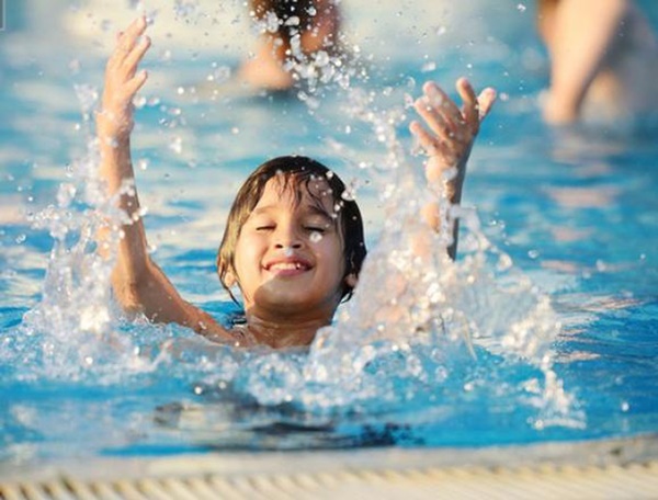 Nước ở các bể bơi là tác nhân gây bệnh đau mắt đỏ: Việc cần thiết cha mẹ phải làm để phòng bệnh cho con khi đi bơi-1