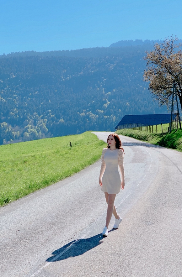 Bảo Thy ngồi viết thư tay giữa làng quê châu Âu tuyệt đẹp-1