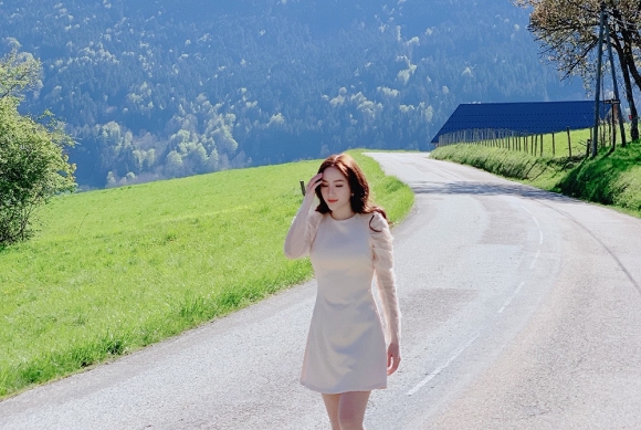 Bảo Thy ngồi viết thư tay giữa làng quê châu Âu tuyệt đẹp-2