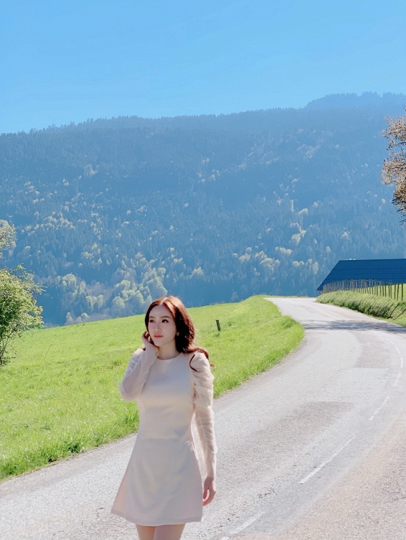 Bảo Thy ngồi viết thư tay giữa làng quê châu Âu tuyệt đẹp-3