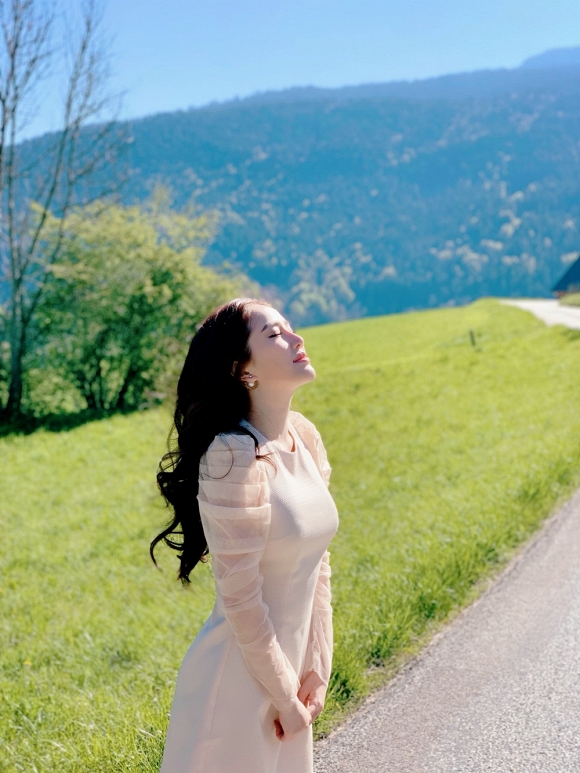 Bảo Thy ngồi viết thư tay giữa làng quê châu Âu tuyệt đẹp-4