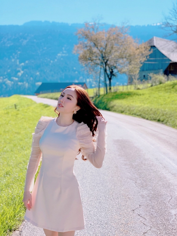 Bảo Thy ngồi viết thư tay giữa làng quê châu Âu tuyệt đẹp-5