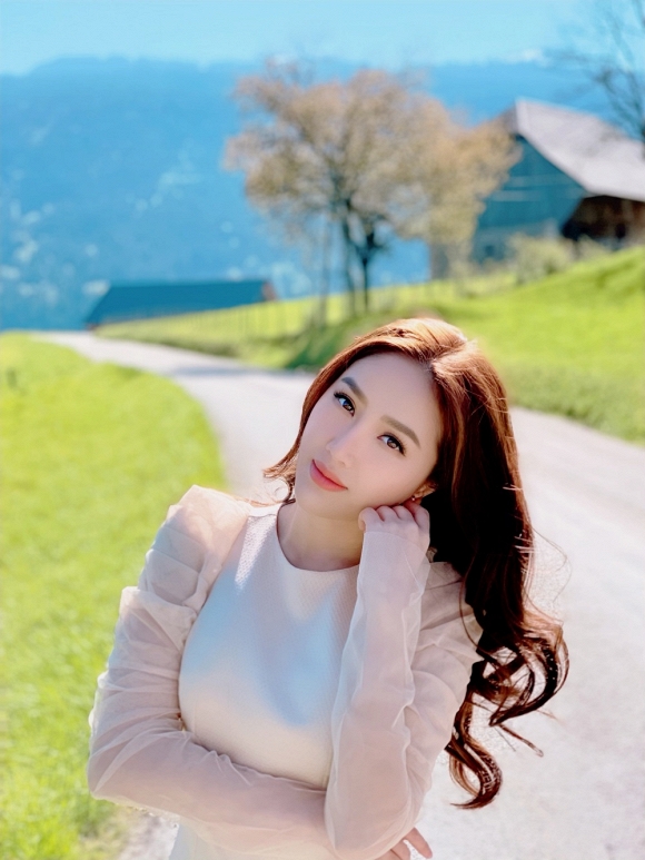 Bảo Thy ngồi viết thư tay giữa làng quê châu Âu tuyệt đẹp-6