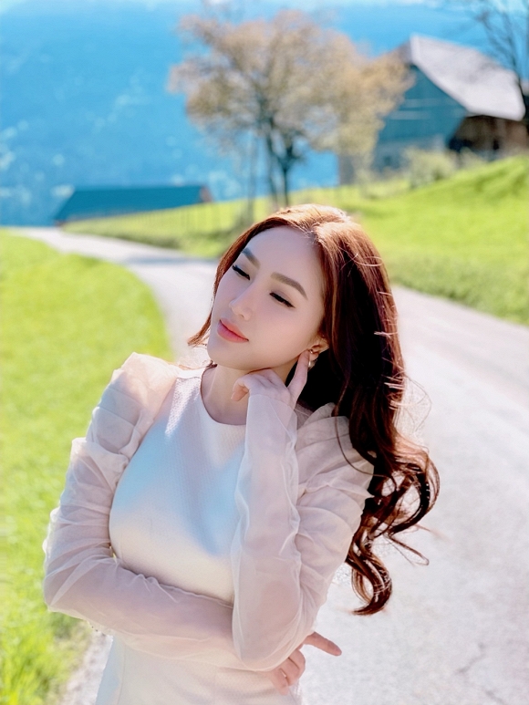 Bảo Thy ngồi viết thư tay giữa làng quê châu Âu tuyệt đẹp-7