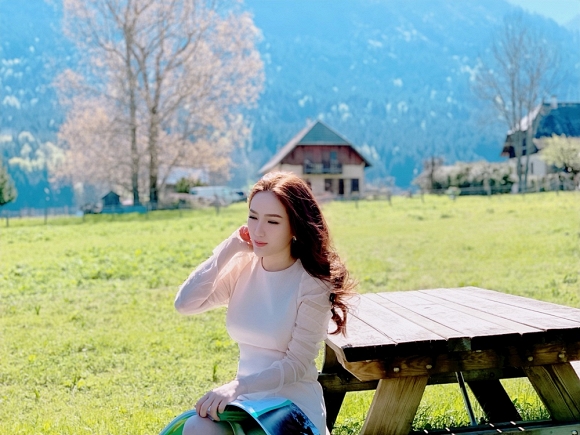 Bảo Thy ngồi viết thư tay giữa làng quê châu Âu tuyệt đẹp-8