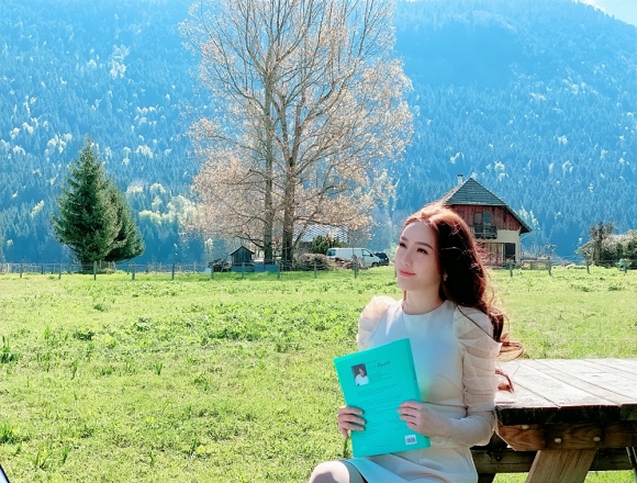 Bảo Thy ngồi viết thư tay giữa làng quê châu Âu tuyệt đẹp-10