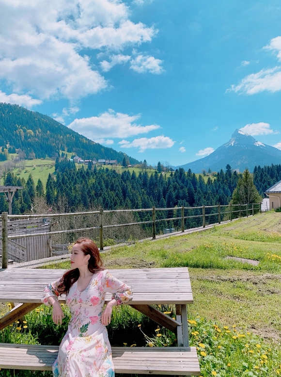 Bảo Thy ngồi viết thư tay giữa làng quê châu Âu tuyệt đẹp-12